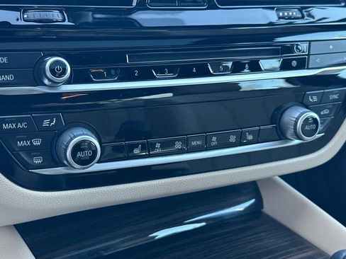 Used 2019 BMW 530i w/ Convenience Package image 25