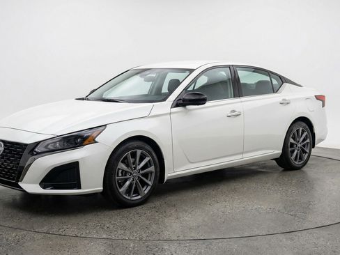Used 2025 Nissan Altima 2.5 SV image 3