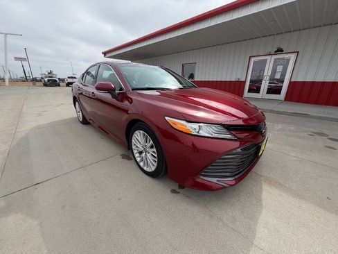 Used 2018 Toyota Camry XLE image 2