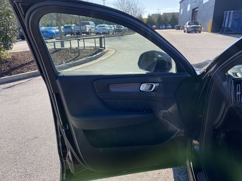 Used 2025 Volvo XC40 B5 Plus image 24