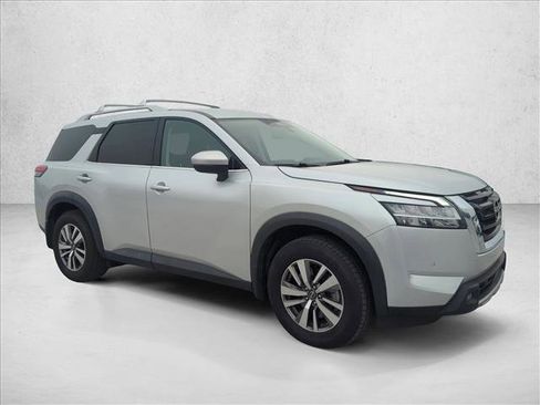 Used 2022 Nissan Pathfinder SL image 3