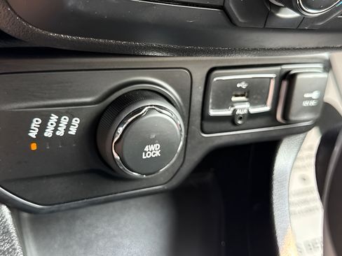 Used 2018 Jeep Renegade Altitude AWD/4WD image 28