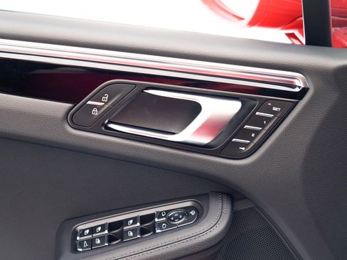 Certified 2026 Porsche Macan AWD/4WD image 24