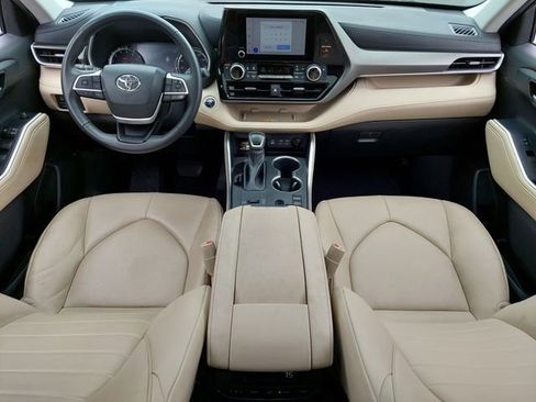 Used 2024 Toyota Highlander XLE FWD image 25
