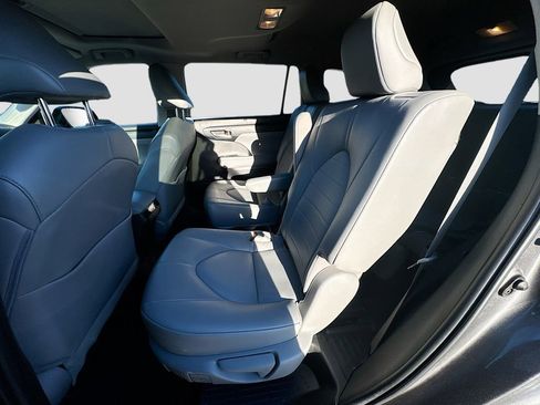 Used 2022 Toyota Highlander XLE image 31