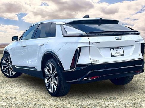 Certified 2025 Cadillac Lyriq Luxury w/ LPO, Floor Liner Package image 4