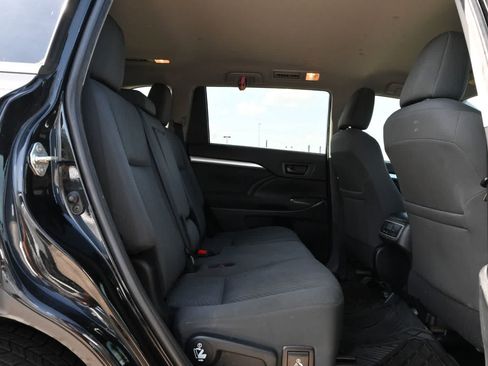 Used 2019 Toyota Highlander LE FWD image 19