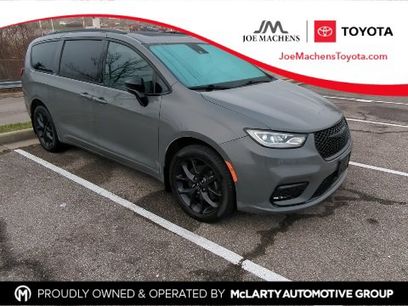 Used 2023 Chrysler Pacifica Limited w/ Uconnect Theater Family Group