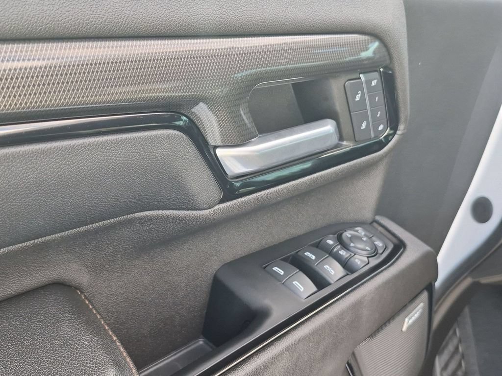 Used 2024 GMC Sierra 3500 AT4 w/ Technology Package AWD/4WD image 11
