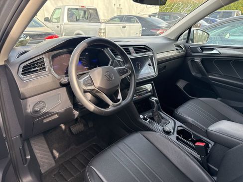 Used 2022 Volkswagen Tiguan SE image 11