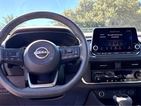 Used 2023 Nissan Rogue SV image 4