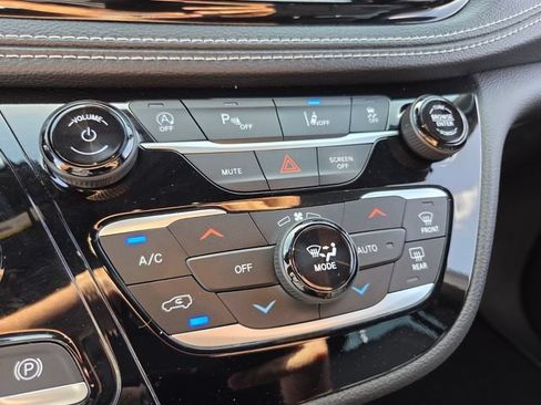 Used 2025 Chrysler Pacifica Select AWD/4WD image 27