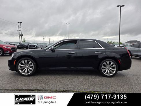 Used 2018 Chrysler 300 Limited RWD image 4