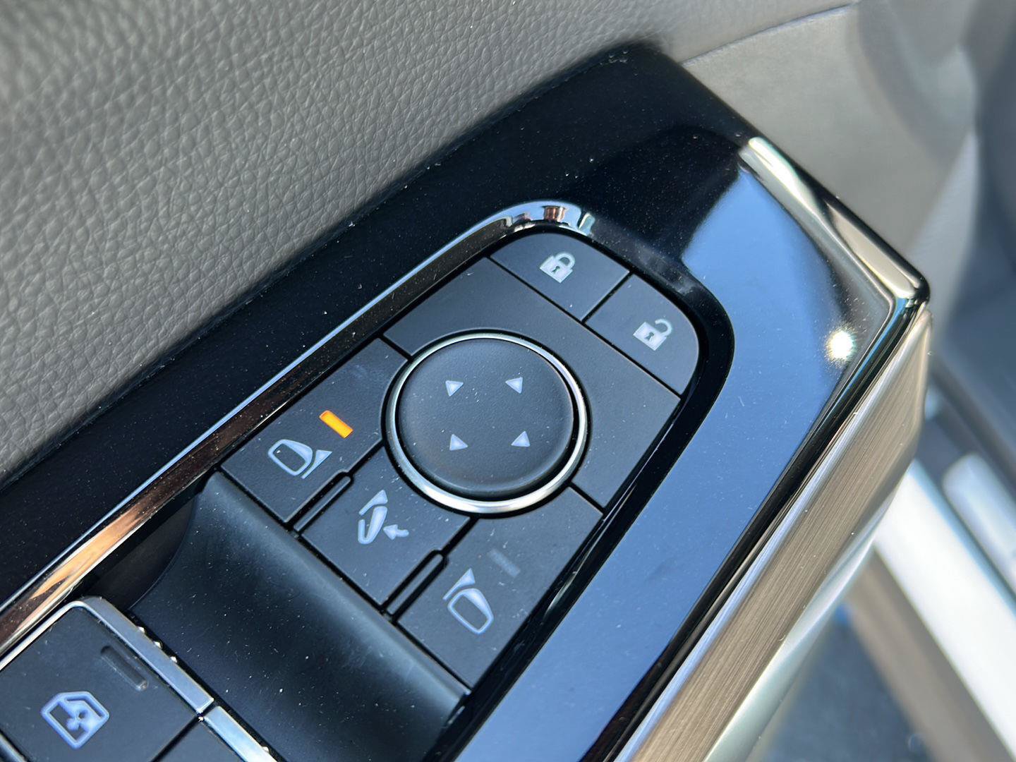 Used 2025 Nissan Pathfinder Platinum AWD/4WD image 17