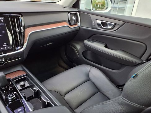 Certified 2025 Volvo V60 B5 Cross Country Plus AWD/4WD image 19