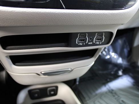 Used 2021 Chrysler Pacifica Touring-L FWD image 38