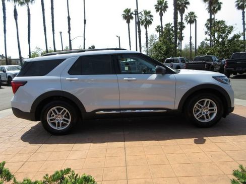 Certified 2025 Ford Explorer Active w/ Active Comfort Package RWD image 5