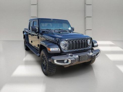 Used 2025 Jeep Gladiator Sport AWD/4WD image 3