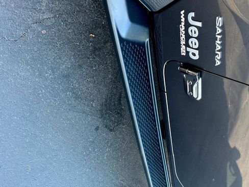 Used 2020 Jeep Wrangler Unlimited Sahara image 12