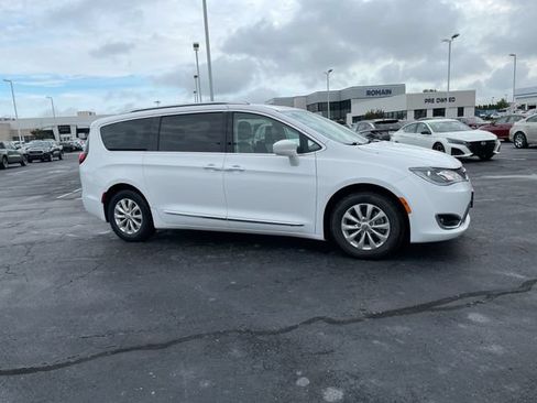 Used 2017 Chrysler Pacifica Touring-L Plus FWD image 6