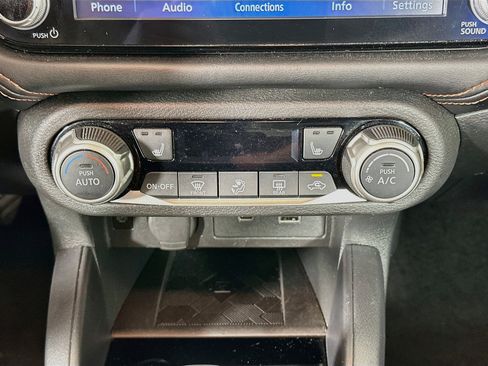 Used 2025 Nissan Versa SR FWD image 23