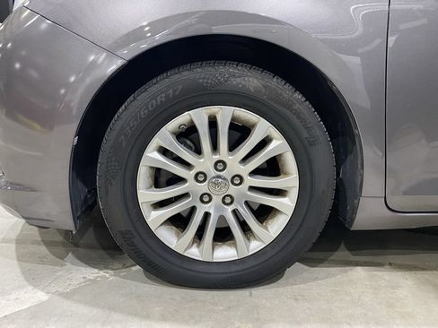 Used 2017 Toyota Sienna XLE w/ XLE Navigation Package FWD image 22