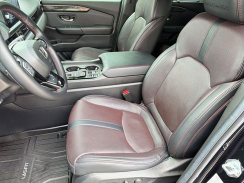 Used 2025 Honda Pilot Black Edition image 5