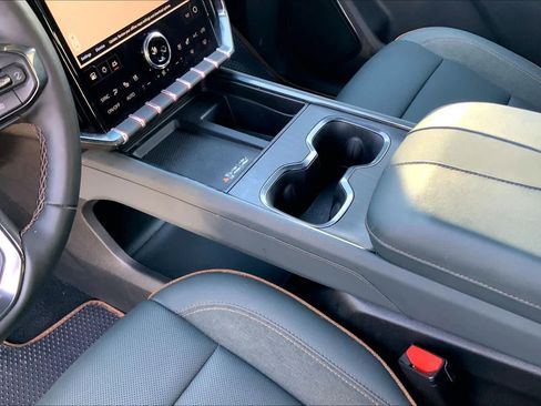 Used 2024 GMC Acadia AT4 w/ Luxury Package image 16