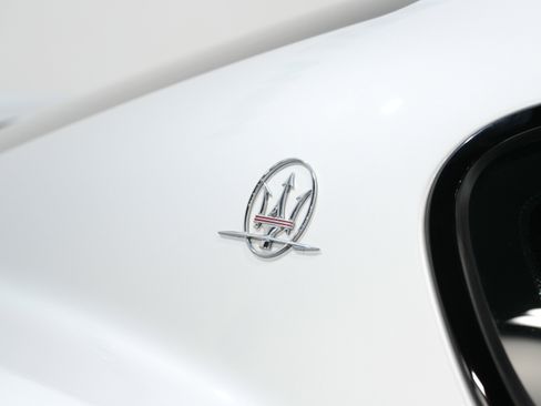 Used 2015 Maserati GranTurismo Sport image 16