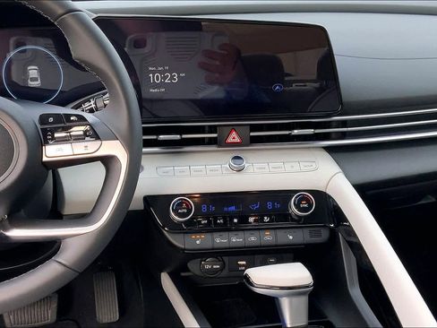 Certified 2025 Hyundai Elantra Limited image 6