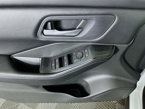 Used 2025 Nissan Rogue SV image 15