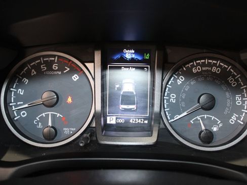 Used 2021 Toyota Tacoma TRD Off-Road AWD/4WD image 32