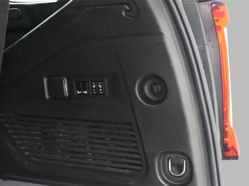 Used 2023 GMC Yukon SLT w/ SLT Luxury Package image 29