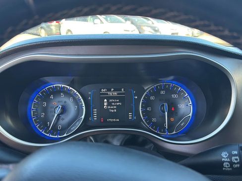 Used 2017 Chrysler Pacifica Touring-L image 3