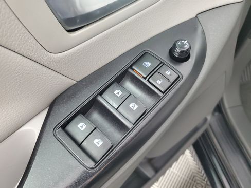 Used 2020 Toyota Sienna LE w/ Carpet Mat Package FWD image 27