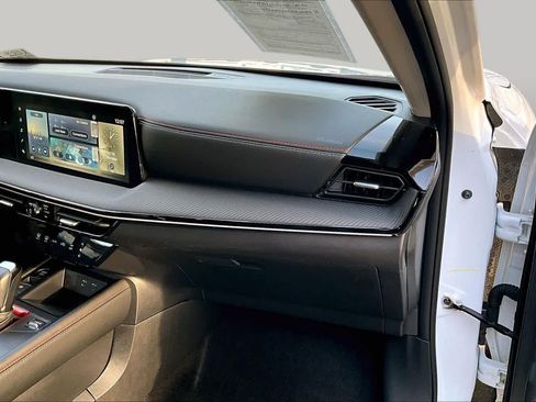 Certified 2025 Nissan Kicks SR FWD image 18