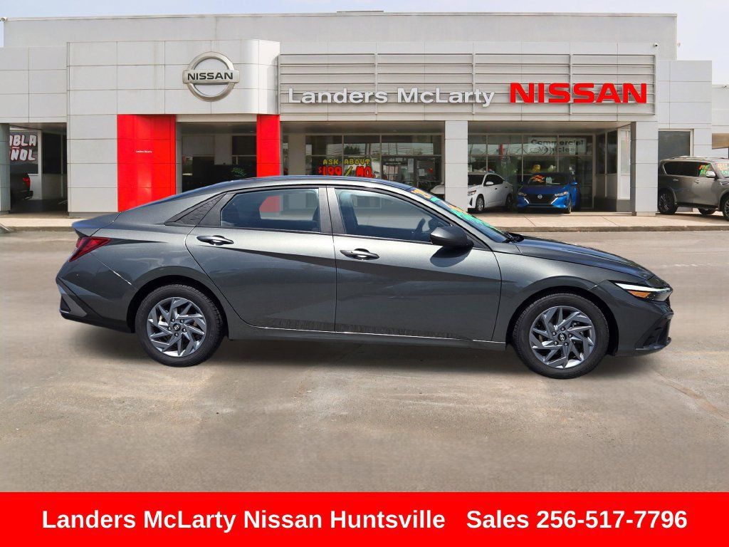 Used 2024 Hyundai Elantra SEL FWD image 2