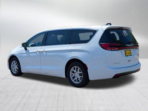 Used 2024 Chrysler Pacifica Touring-L FWD image 5