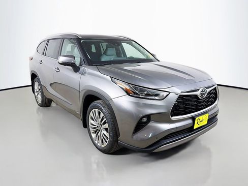 New 2026 Toyota Highlander Platinum image 3