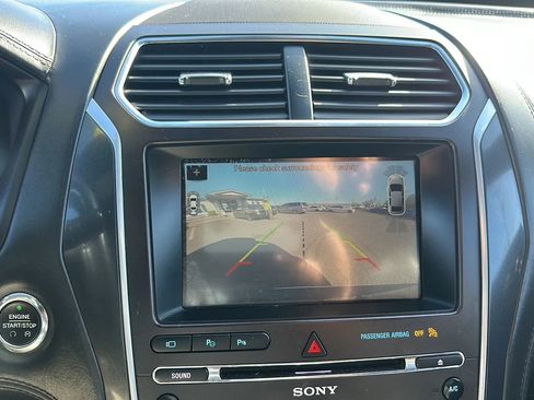 Used 2017 Ford Explorer Platinum image 19