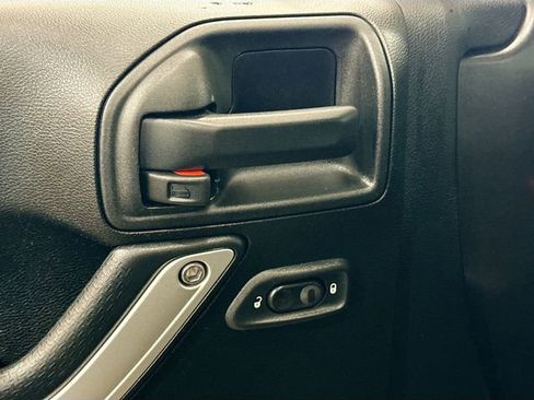 Used 2017 Jeep Wrangler Unlimited Rubicon w/ Connectivity Group image 17