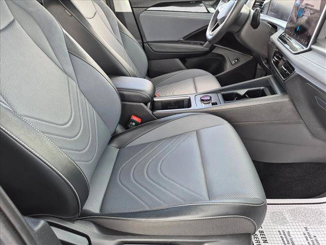 Used 2025 Volkswagen Tiguan SE FWD image 19
