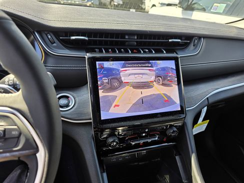 New 2025 Jeep Grand Cherokee Limited image 11