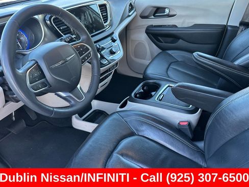 Used 2022 Chrysler Pacifica Touring-L FWD image 10
