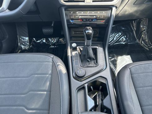 Certified 2025 Volkswagen Taos SE AWD/4WD image 17