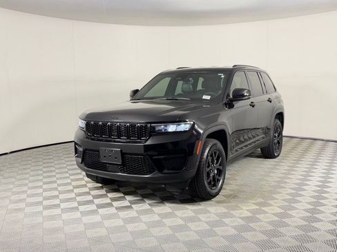 Certified 2025 Jeep Grand Cherokee Altitude image 3