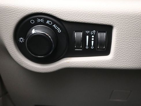 Used 2023 Chrysler Voyager LX FWD image 25