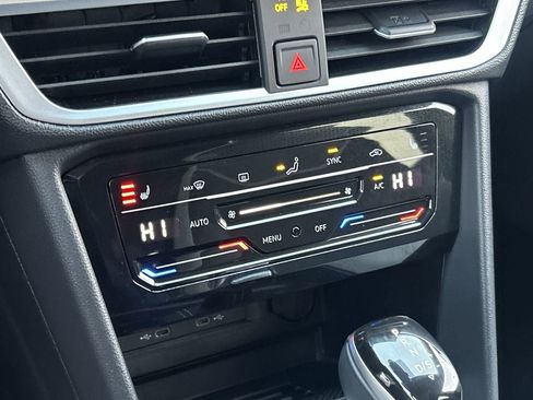 Certified 2025 Volkswagen Taos SE w/ Panoramic Sunroof Package image 24