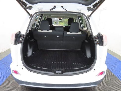 Used 2018 Toyota RAV4 XLE AWD/4WD image 12