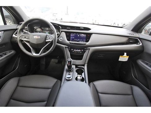 New 2025 Cadillac XT6 Luxury image 9